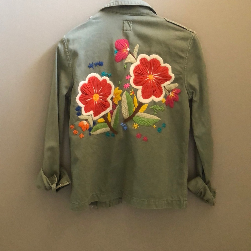 Lucky shirt size small